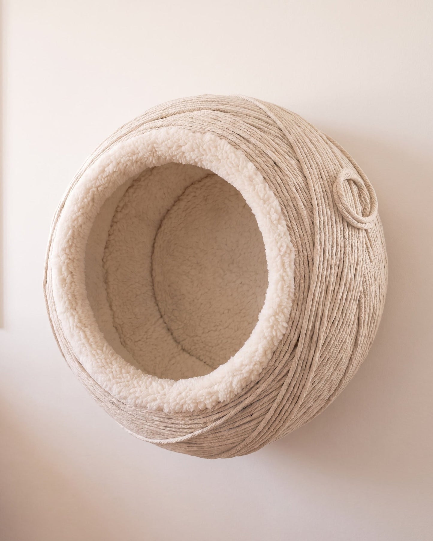 Snug Ledge String Pod mounted on a wall, empty