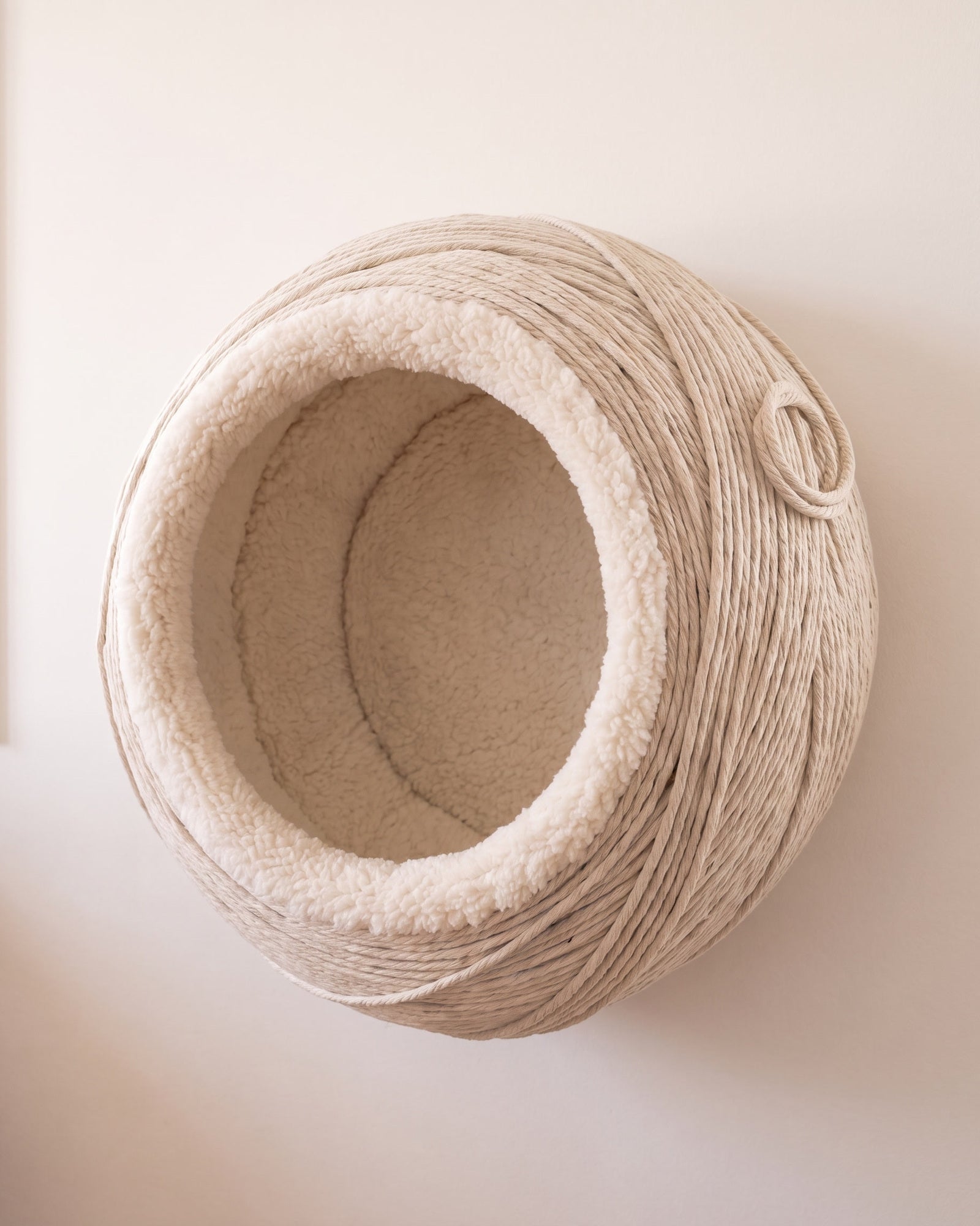 Snug Ledge String Pod mounted on a wall, empty